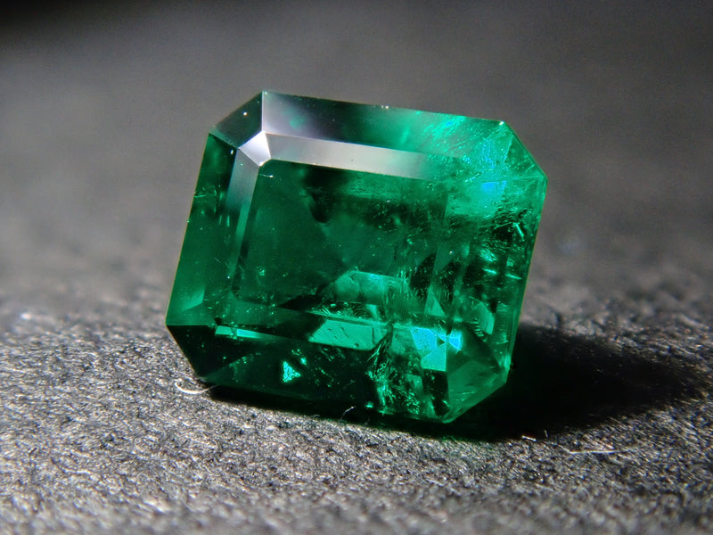 森の輝き。鮮やかで心打たれる緑です🌿（ノンオイルエメラルド）