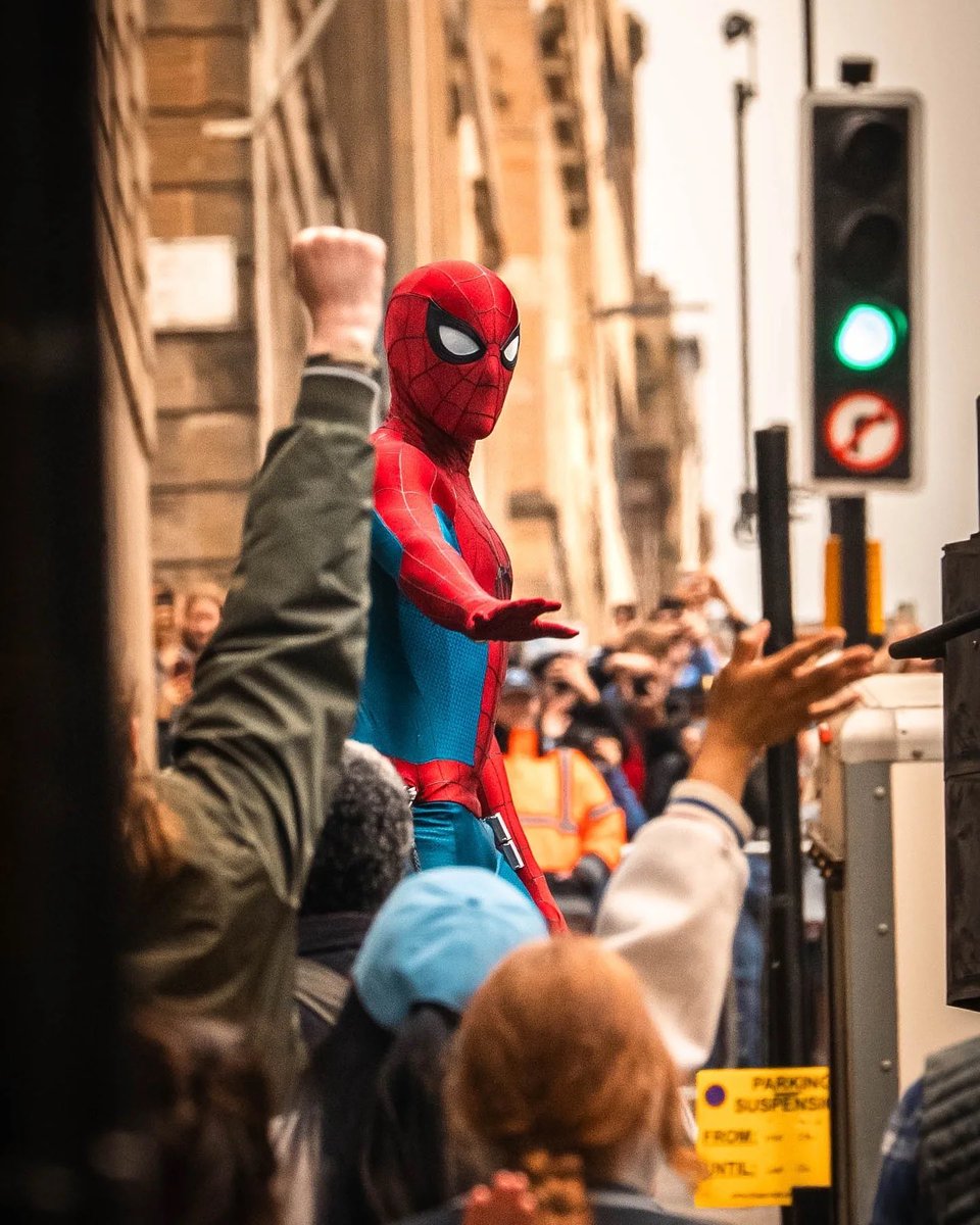 MINHA GENTE QUE FOTO ÉPICA
ESSA DAQUI É LITERALMENTE UMA DAS MELHORES FOTOS DE BASTIDORES DE UM FILME DE HERÓI NA INDÚSTRIA DE TODOS OS TEMPOS!!!