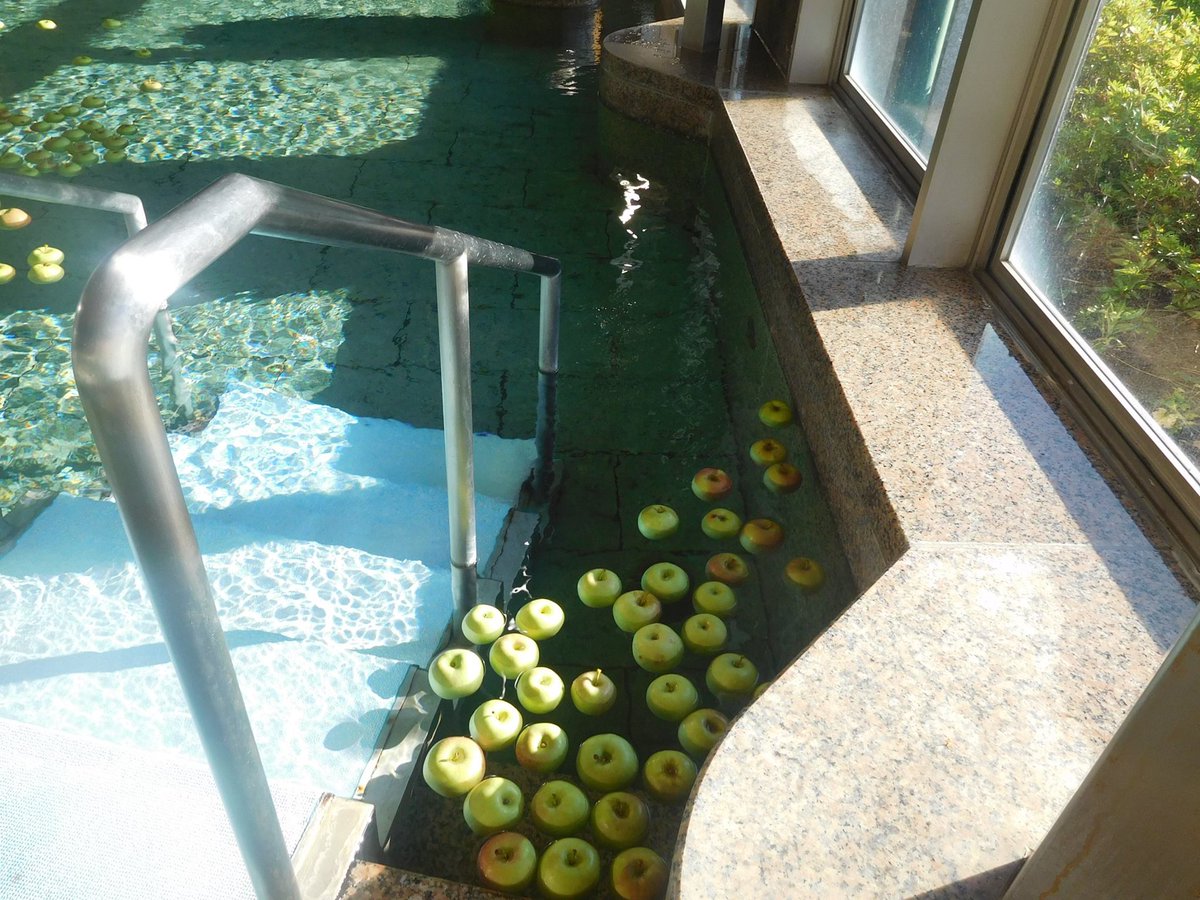 In Japan, there is a custom of adding irises and yuzu (Japanese citrus) to baths. These are not just for fragrance, but are also connected to seasonal events, warding off evil spirits, and praying for good health. However, adding apples to a bath is unusual. At a onsen in Ibaraki