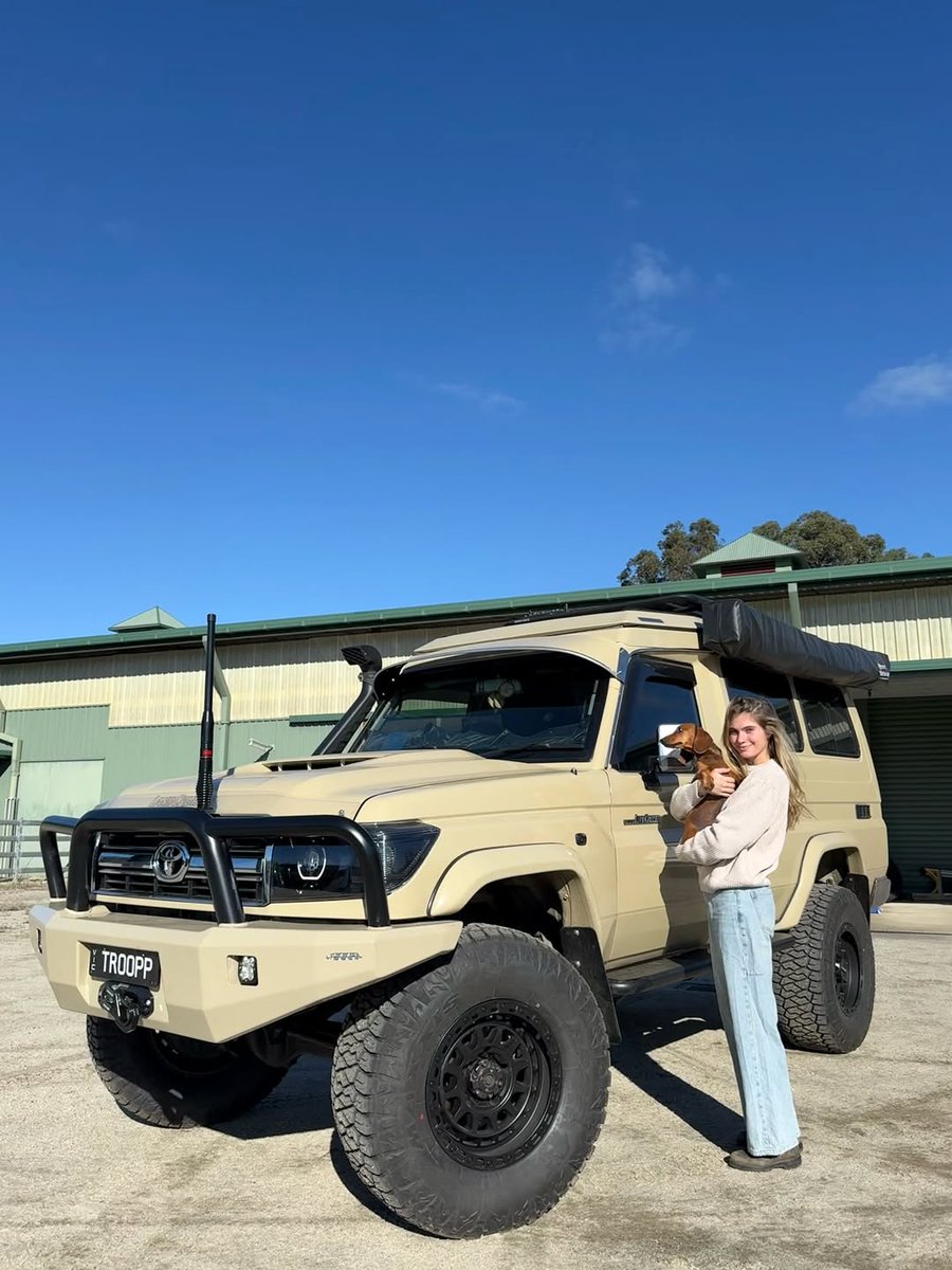 GRJ79K's tweet photo. ランクル女子😎👍
And dogs are cute. 🐕
#Toyota #LandCruiser78
#TroopCarrier #Troopy https://t.co/QiWtOTwAYU
