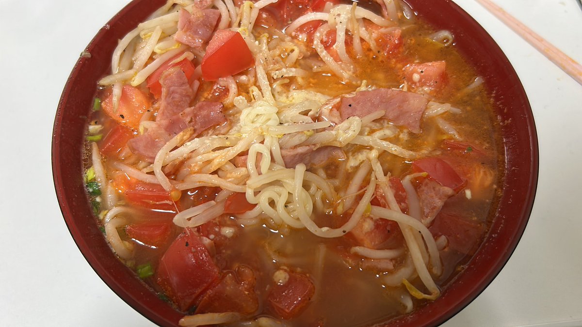 maririn090807's tweet photo. 見た目がよろしくないけど粉チーズとトマトともやしトッピングの塩ラーメン大優勝🏆 https://t.co/zRJi3jrsIl