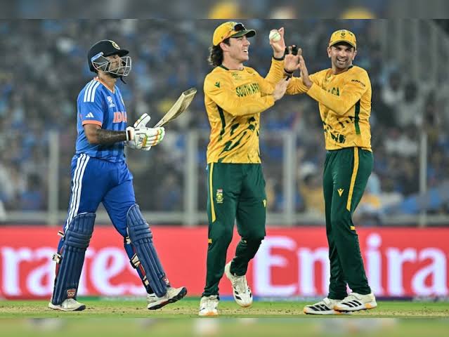 भारत vs दक्षिण अफ्रीका मैच कल हुआ, और हम सब टूट गए। 😞 शानदार शुरुआत के बाद हार गए, दिल दुखी है। ये क्या हो गया हमारे लालों को? 💔 #INDvsSA #TeamIndia #CricketHeartbreak #MondayBlues