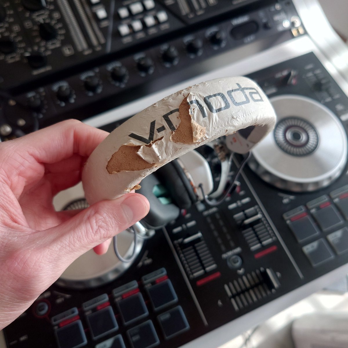 KNUX ナックス tweet media