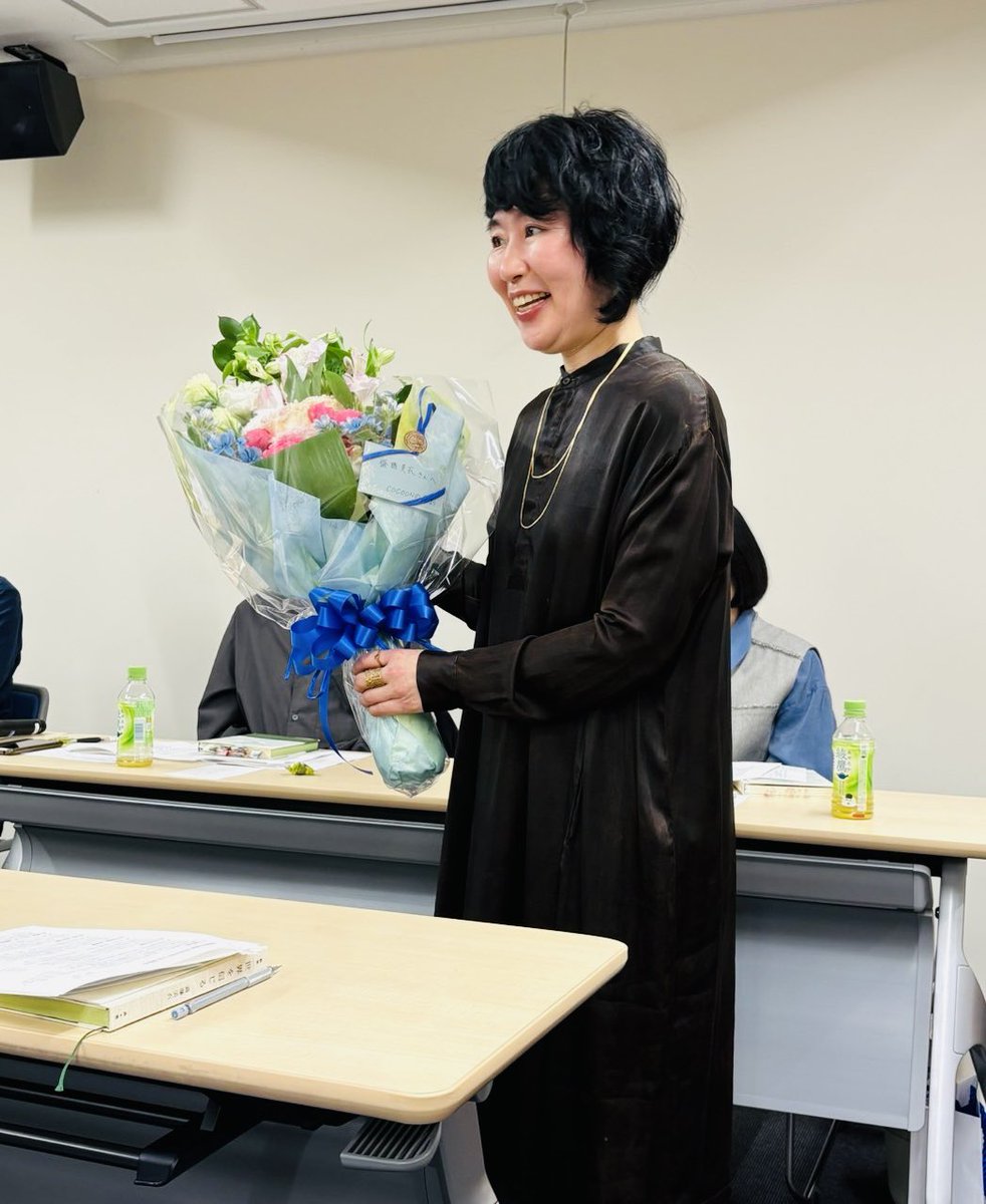 昨日は拙歌集『世界を信じる』の批評会でした。
たくさんのすばらしい評をいただき、これまで歌を続けてきてよかった、なんと幸福なことだろうと思いました。
お越しいただいたみなさま、本当にありがとうございました。