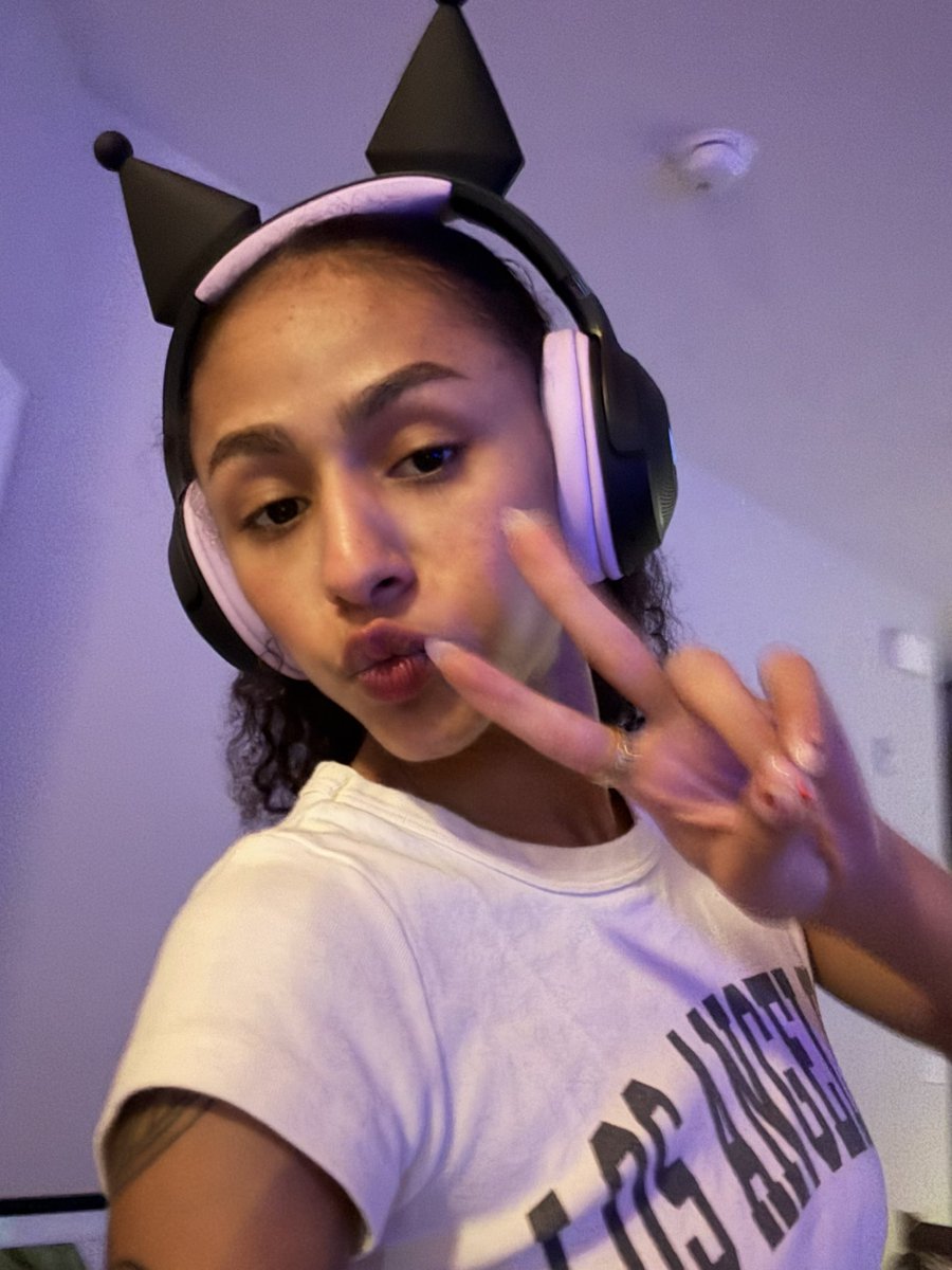 xCyb3rFa1ryx's tweet image. I’m live now ✨ happy SUNYAY 🎮 link in bio #mixedgirl #curls #twitch #twitchgamer #livestream #nofilter