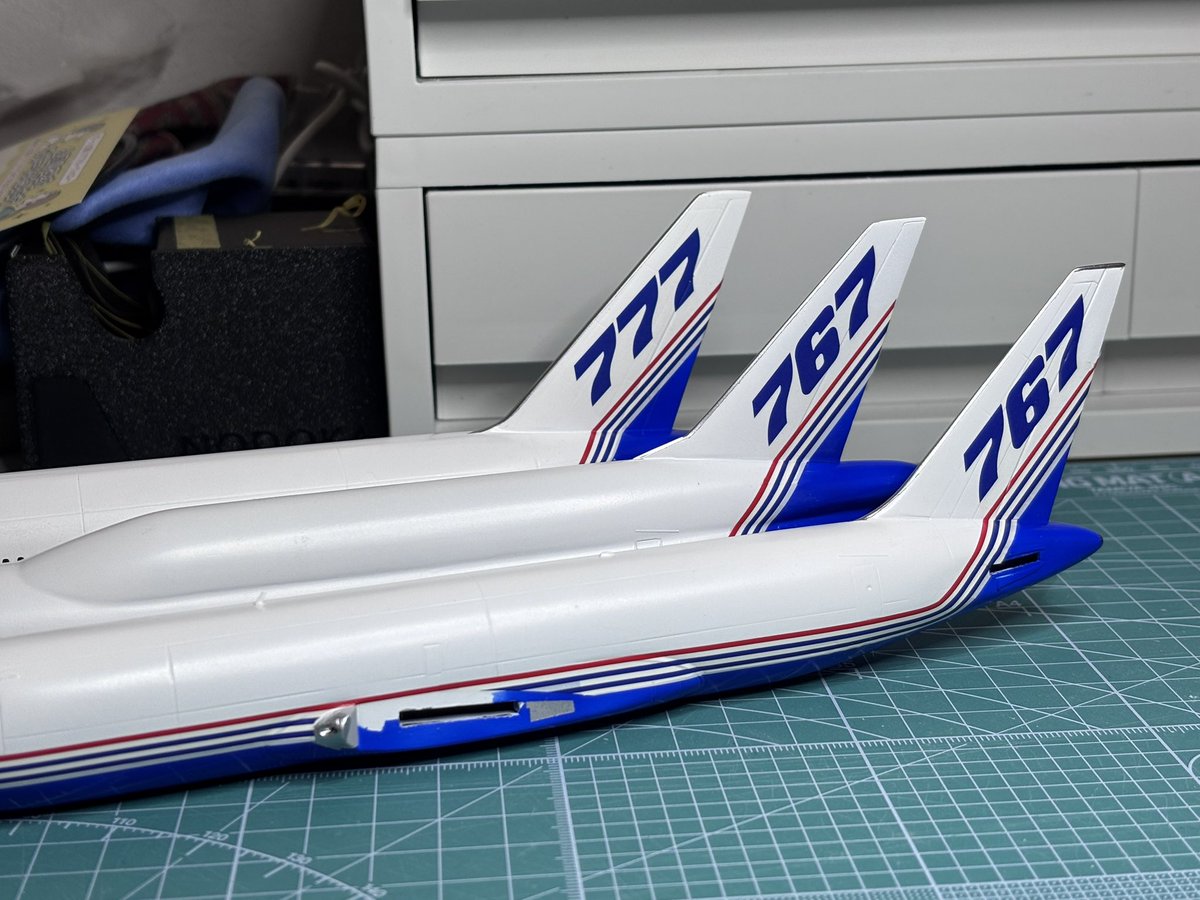 垂直尾翼だけで1イイネ目指す 製作途中ですが 手前から767-200、767-X
