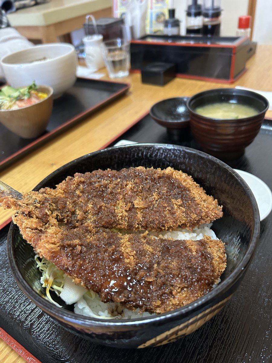 湯前でお昼ごはん
徳丸さんでアジフライ丼(タルタル抜き)
丼からはみ出しそうなアジフライ、肉厚ふわふわで幸せ🥰

#湯前町
#レストラン徳丸
#奥球磨どんぶりフェア
#アジフライ丼