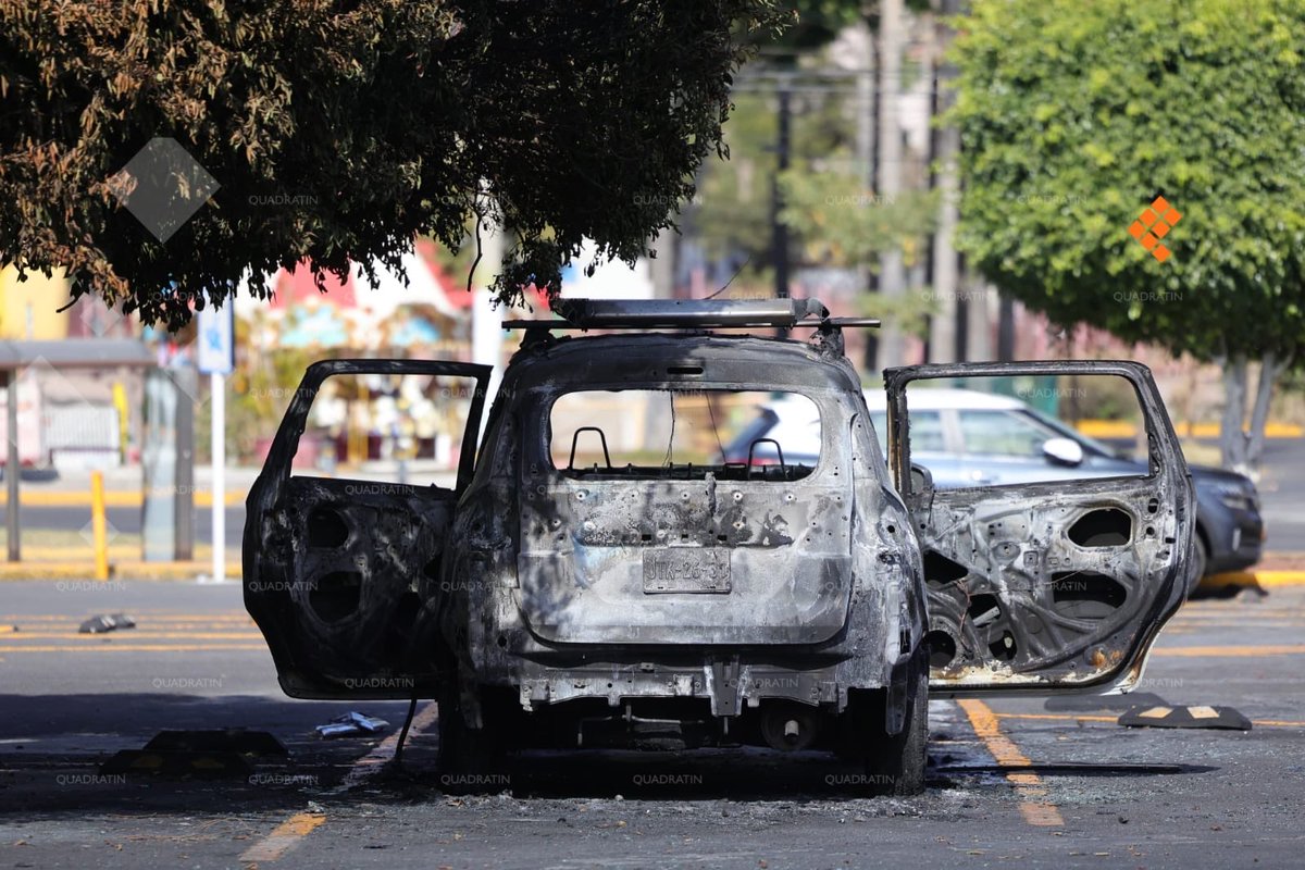 QuadratinJal's tweet photo. INSEGURIDAD 🚨 

Estas son las imágenes de lo que está ocurriendo en la Zona a Metropolitana #Guadalajara tras la muert3 de El Mencho. En el centro comercial de avenida Circunvalación y Normalistas, en Jardines Alcalde, vehículos incendiado, casquillos y negocios afectados por el crimen organizado. 

📸 Francisco Rodríguez/Quadratín Jalisco 

ℹ️: https://t.co/8uoW9U1t3X