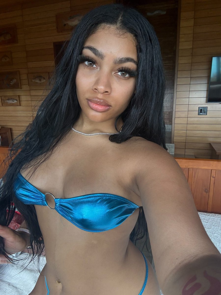 therealjlexis's tweet photo. 🦋fly https://t.co/r2Re1i3f0R