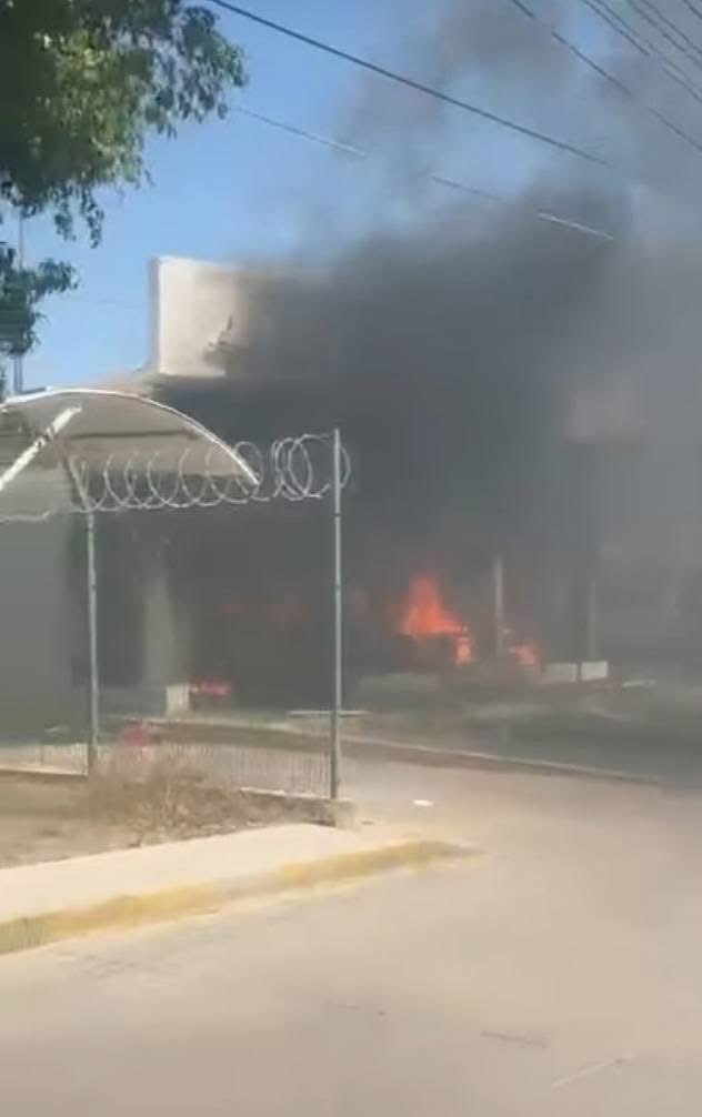 Reporteroszona's tweet photo. ⚠️Alerta⚠️

🔥Confirma el Gabinete de Seguridad que fueron 20 sucursales del Banco Bienestar las que fueron atacadas este día en diferentes municipios de #Jalisco🔥 https://t.co/n2UXQWXhfU