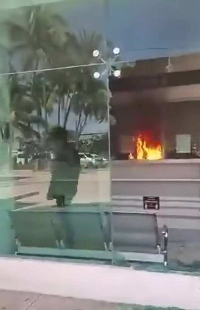 Reporteroszona's tweet photo. ⚠️Alerta⚠️

🔥Confirma el Gabinete de Seguridad que fueron 20 sucursales del Banco Bienestar las que fueron atacadas este día en diferentes municipios de #Jalisco🔥 https://t.co/n2UXQWXhfU