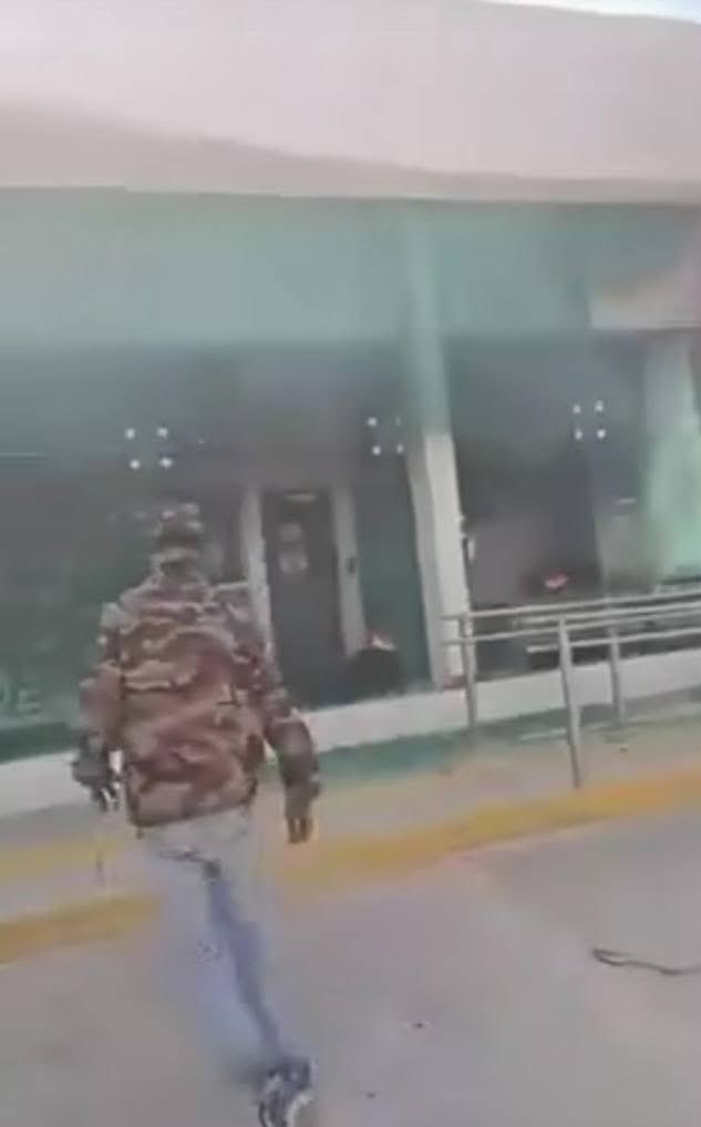 Reporteroszona's tweet photo. ⚠️Alerta⚠️

🔥Confirma el Gabinete de Seguridad que fueron 20 sucursales del Banco Bienestar las que fueron atacadas este día en diferentes municipios de #Jalisco🔥 https://t.co/n2UXQWXhfU