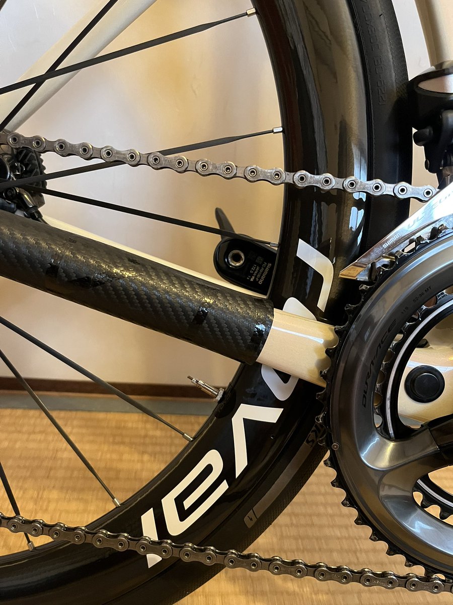 roval rapide clx III

薄い擦り傷が入りました…
チェーンステープロテクター…
の端が擦っていた模様😢

ラバッジョさんがホイールのコーティングをやっていることを思い出し、ライド後に電話🤙

たっくん <a href="/takkun_bartape/">たっくん</a> に研磨してもらいました👍

あっという間に擦り傷も消えて感動🥹