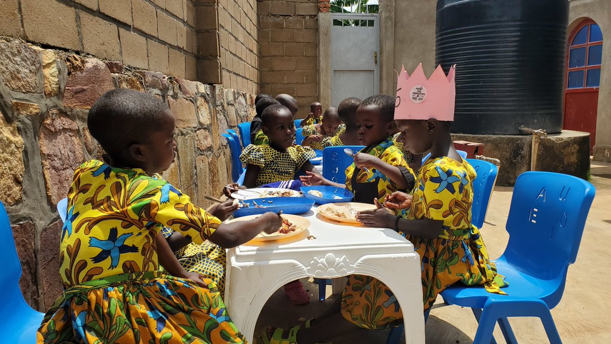 InkuruA's tweet photo. 🌍 Ku munsi Mpuzamahanga w’Ururimi Kavukire taliki 21/02, ABATESI b’Inkuruzabato bizihije uyu munsi binyuze mu ndirimbo, imivugo,udukino, gusangira,🍚🥗 ...
🌱 Bize gusoroma inyabutongo🥗 banazisangiza imiryango yabo, mu busabane n'ababarera.
#UrurimiKavukire #umuco #iterambere https://t.co/jK9GkZ1lzA