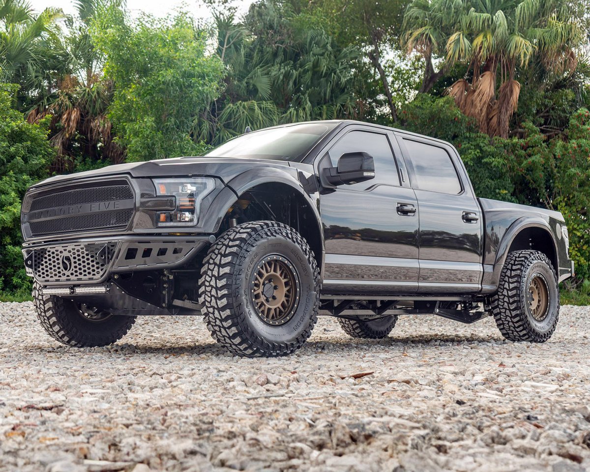 Barrett_Jackson's tweet image. Wet Carbon exterior with serious attitude. This custom 2020 @Ford F-150 #Bullet #XTF is powered by a supercharged 750hp 5.0-liter V-8 engine. See it sell with No Reserve at the 2026 Palm Beach Auction, Apr. 16-18.

Learn more: bit.ly/PB26TW-2020For…