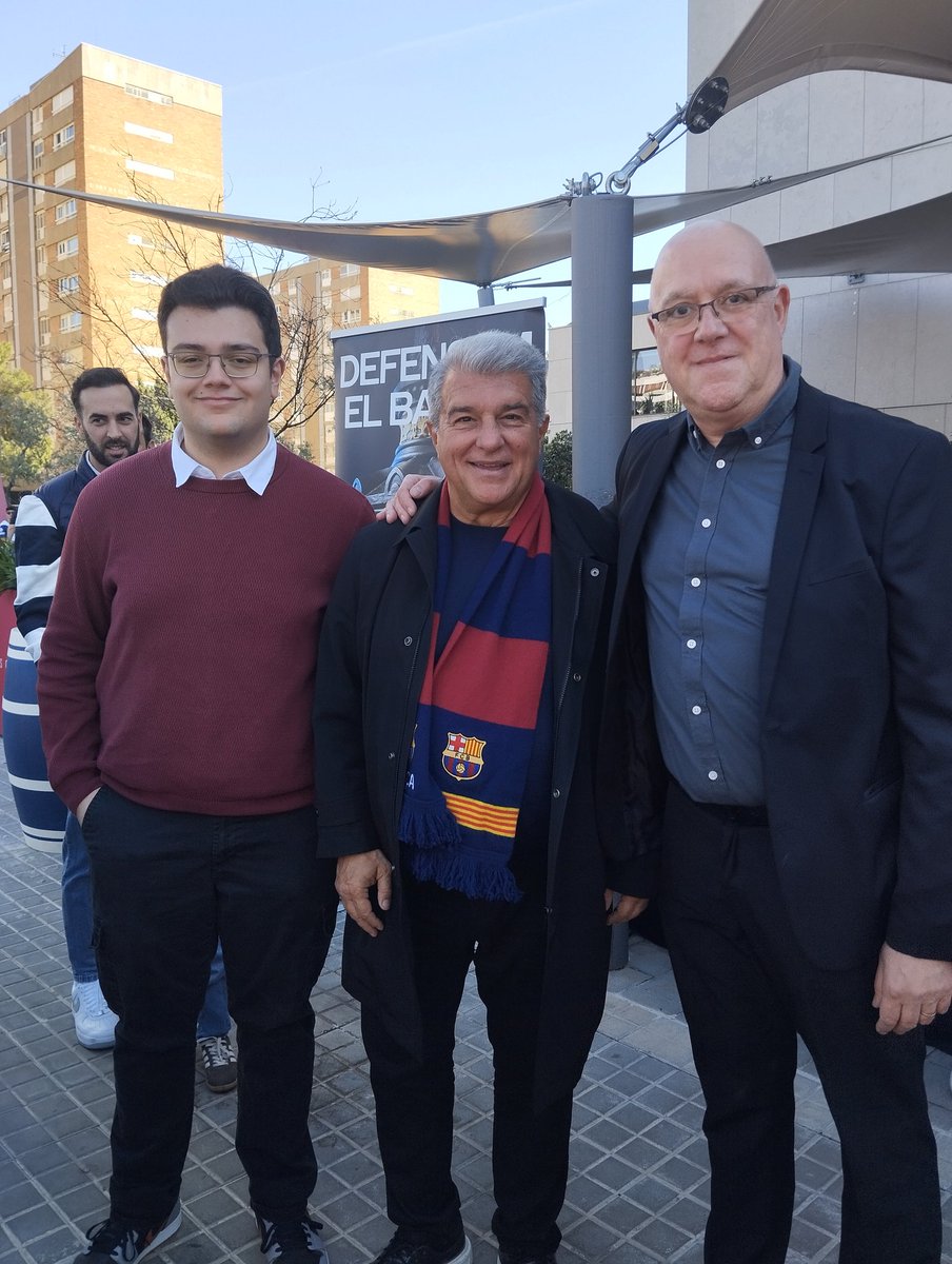 lluiscabrol's tweet photo. Tant el meu fill com jo són socis de Barca des que vam néixer. Avui tots dos hem donat suport al la candidatura de @JoanLaportaFCB
Pel nostre futur, @defensemelbarca https://t.co/Fz7cF6UDVe