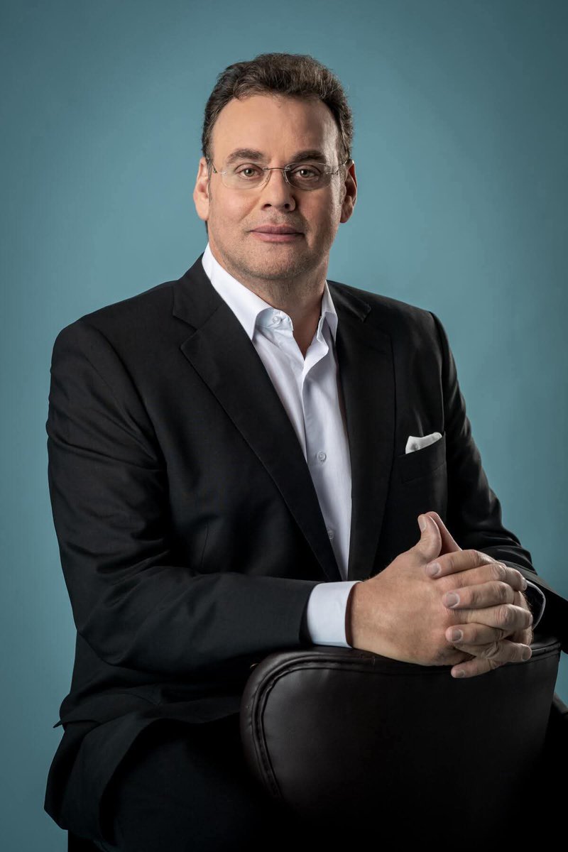 EnsedeCiencia's tweet photo. 🚨 ÚLTIMA HORA | David Faitelson declara que México es un "país en guerra" y pone en jaque el Mundial 2026 en Guadalajara

En un mensaje que ha sacudido las redes y los medios deportivos, el polémico comentarista David Faitelson, lanzó este domingo un mensaje : "México podría ser el primer país en guerra (las cosas hay que decirlas como son) que organiza un evento masivo como un Mundial de Futbol".

El detonante es la ola de violencia desatada en Guadalajara y Jalisco tras el abatimiento del lider CJNG, con bloqueos, incendios y caos que ya afectaron hasta partidos locales. Faitelson no se guardó nada y cuestionó directo al corazón del torneo:

"El futbol es lo de menos. La seguridad de las personas lo de más, pero, yo me pregunto: ¿Qué pasa si esto ocurre en pleno Mundial en Guadalajara?"

A solo cuatro meses del arranque de la Copa del Mundo, donde Guadalajara albergará partidos clave en el Estadio Akron, las palabras de Faitelson dan de que hablar ¿está México realmente listo para recibir a millones de turistas, jugadores y aficionados en medio de esta crisis de seguridad? ¿O esto podría forzar un replanteo drástico de la FIFA?