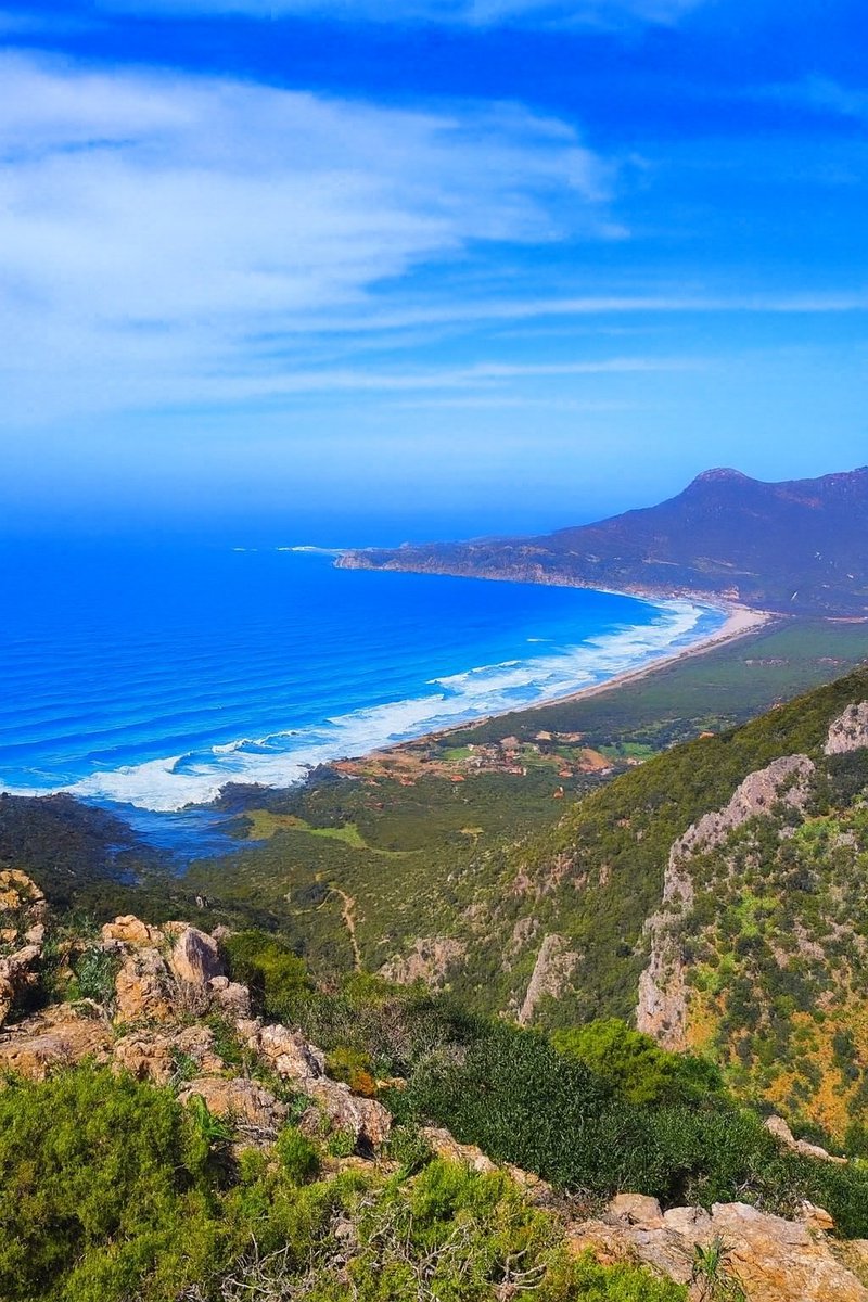 #Buggerru
#sudSardegna
Il mare si solleva potente e libero, come un respiro profondo della terra che sogna.
...sogna la pace!
Buon lunedì a tutti.