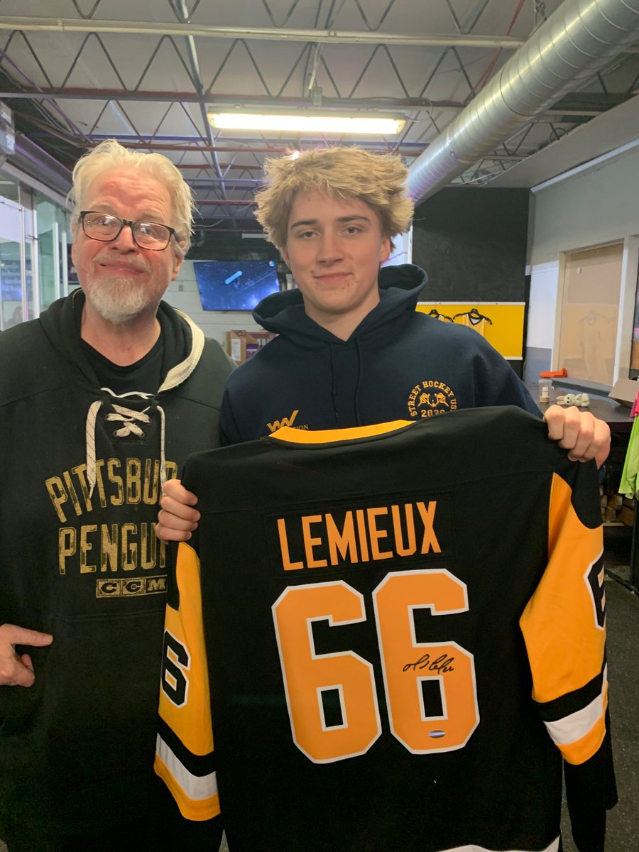 Window Nation wins Rec D at <a href="/StreetHockeyUSA/">StreetHockeyUSA</a> Mid-West Regional! Here’s team MVP Christian Reilly w/his prize! (Sponsored by Highmark&amp; Window Nation. All proceeds benefit <a href="/MarioLemieuxFdn/">Mario Lemieux</a> .)