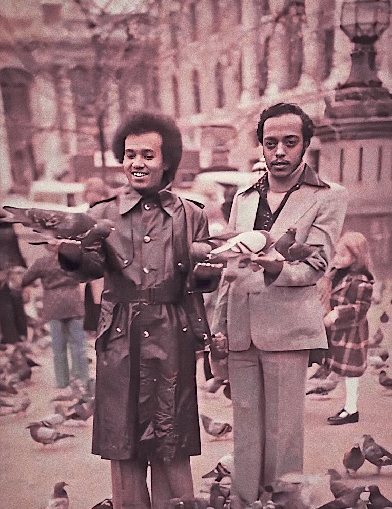 أكثر صورة منتشرة في التايم لاين يدعون انها صورة لوليد الفراج وهذا غير صحيح هذا الإيقاعي عمر شلاح احد إيقاعيين فرقة فنان العرب محمد عبده ❤️
#وليد_الفراج_في_ليوان_المديفر