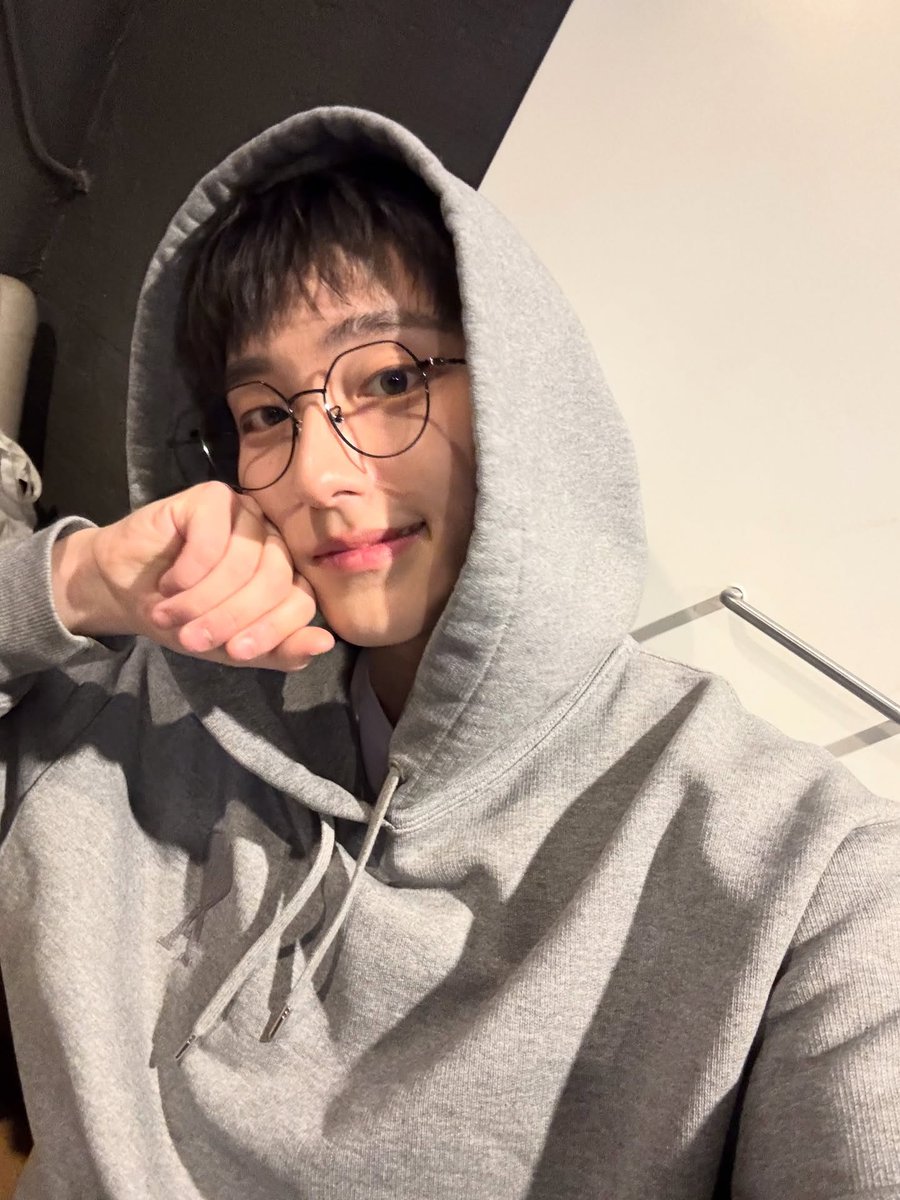 SebinFR's tweet photo. ↳22.02.26 - Instagram 

Post instagram de Sebin 😉

«Miaou~»

 #OMEGA_X #SEBIN #FORX 
____
© _jangsebin
-Bini https://t.co/Q5jyH81XeB