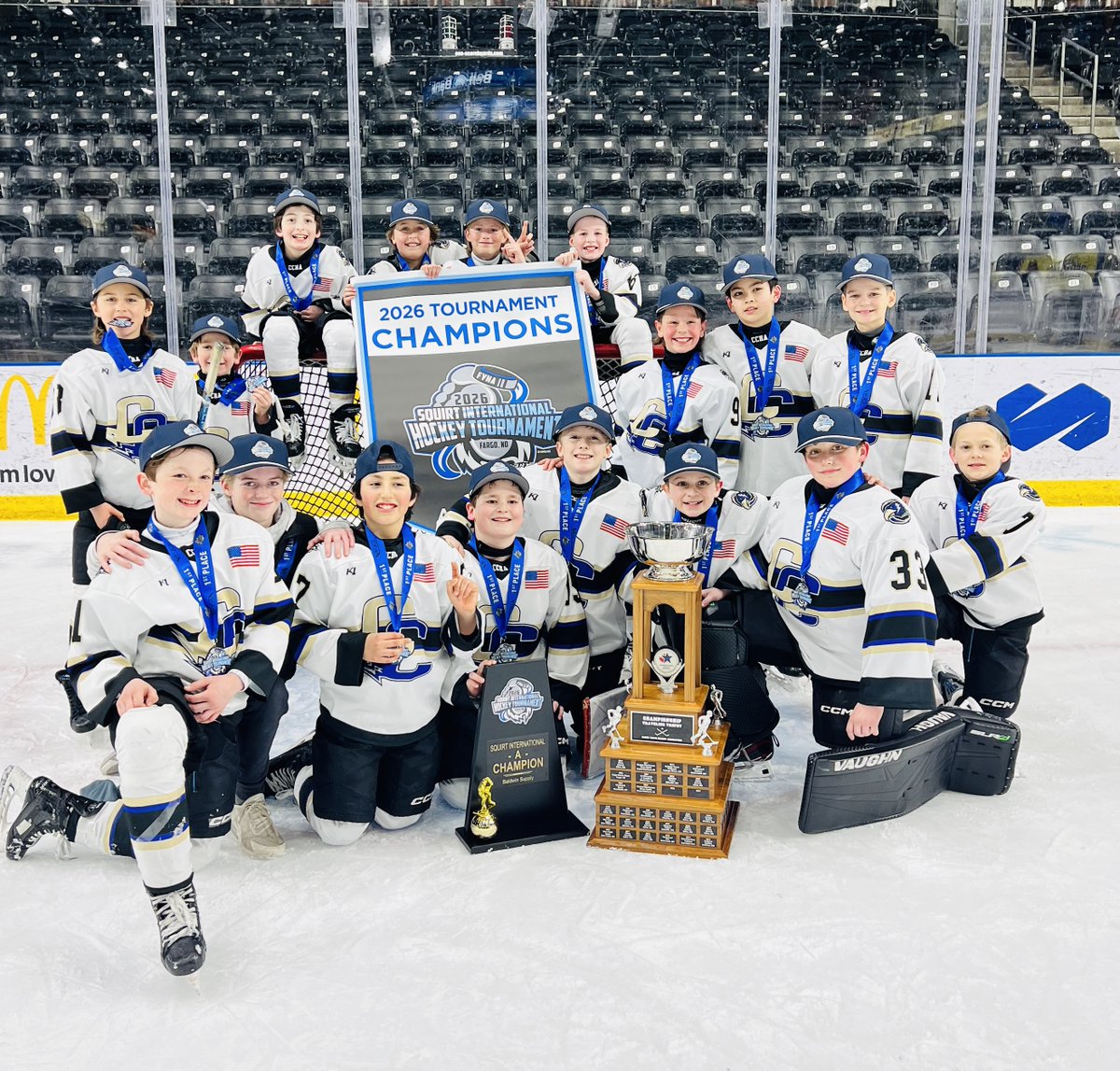 YouthHockeyHub's tweet photo. Fargo International
Squirt A

Unranked Chaska Chan knocks of four T10 teams in three days to claim the Fargo championship today.

Armstrong-Cooper (10-1)
Stillwater (7-1)
# 9 EGF (4-3)
#3 Hastings (7-6)
#6 Hermantown (4-3)
#5 Tonka (5-3)

Team pic, top scorers ⬇️ https://t.co/C3y0MmQEaD