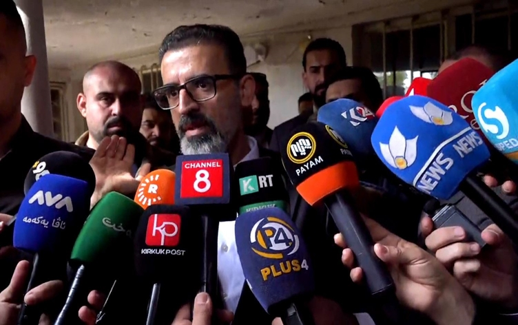 🔴 Kirkuk Governor Rebwar Taha personally visited the Kurdish family who had been forcibly removed from their home by the Iraqi army and resettled them back into the house.