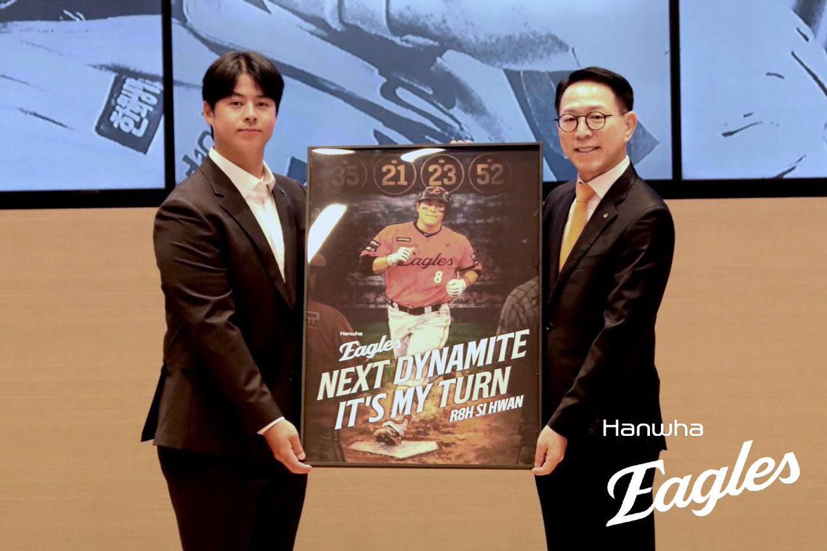 jhpae117's tweet image. 한화이글스가 간판타자 노시환(26)과 비FA 다년계약을 체결했습니다.

계약 조건은 2027시즌부터 2037시즌까지 계약기간 11년에 옵션 포함 총액 307억원. FA 계약과 비FA 다년계약을 통틀어 KBO리그 역대 최장기이자 최대 규모 계약입니다.