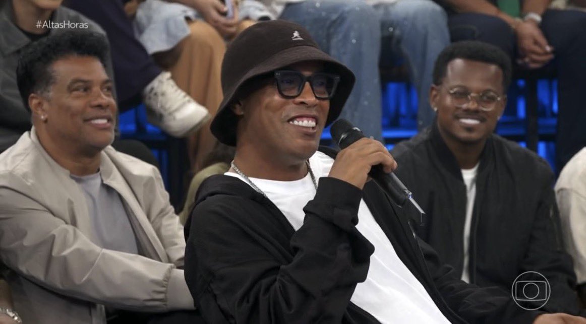 司会者 “サッカーを観るのは好きですか？” ロナウジーニョガウーショ