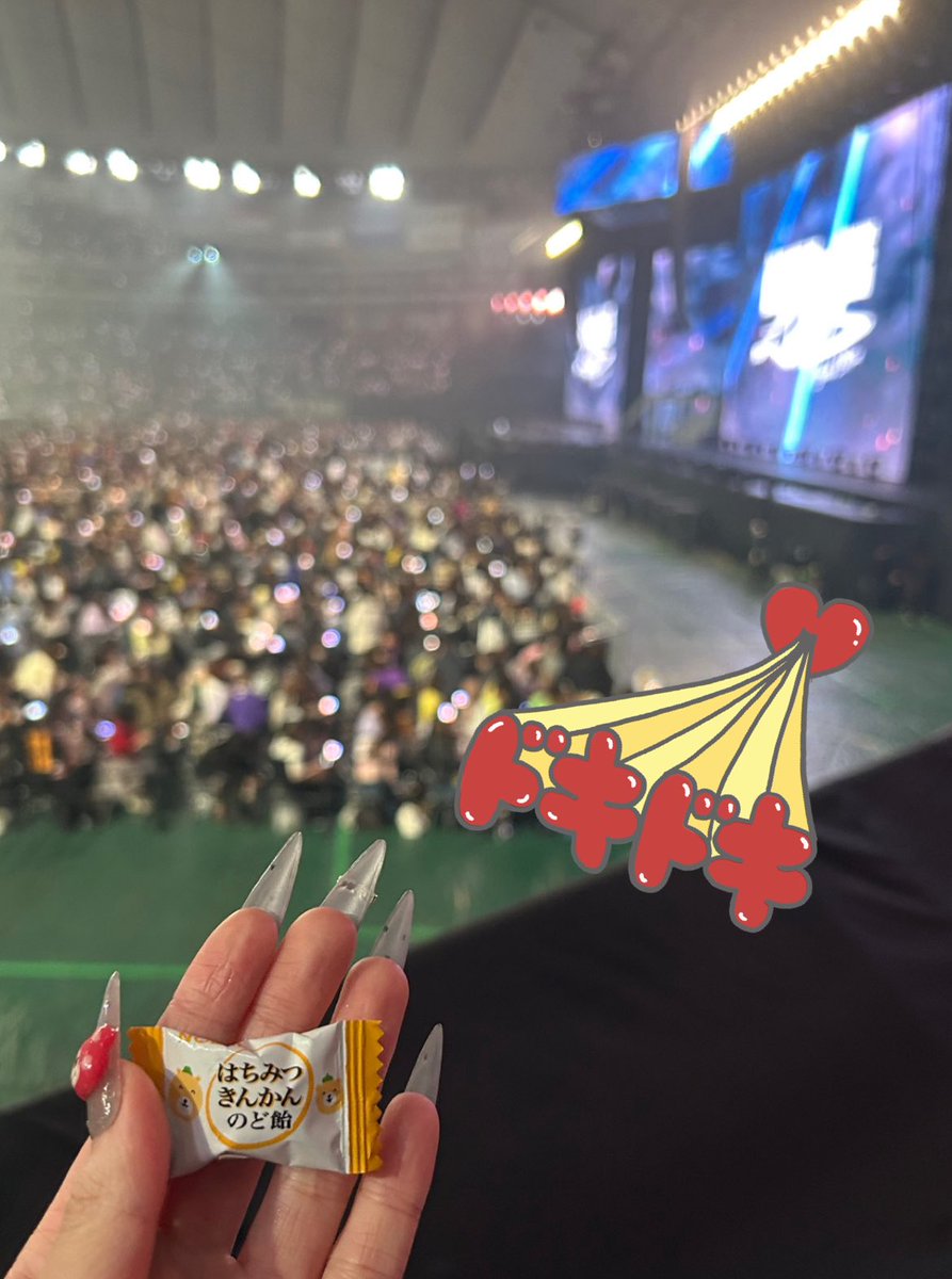 トロッコでタロから飴貰った😭😭😭😭😭 タロのうちわ持ったわたしの