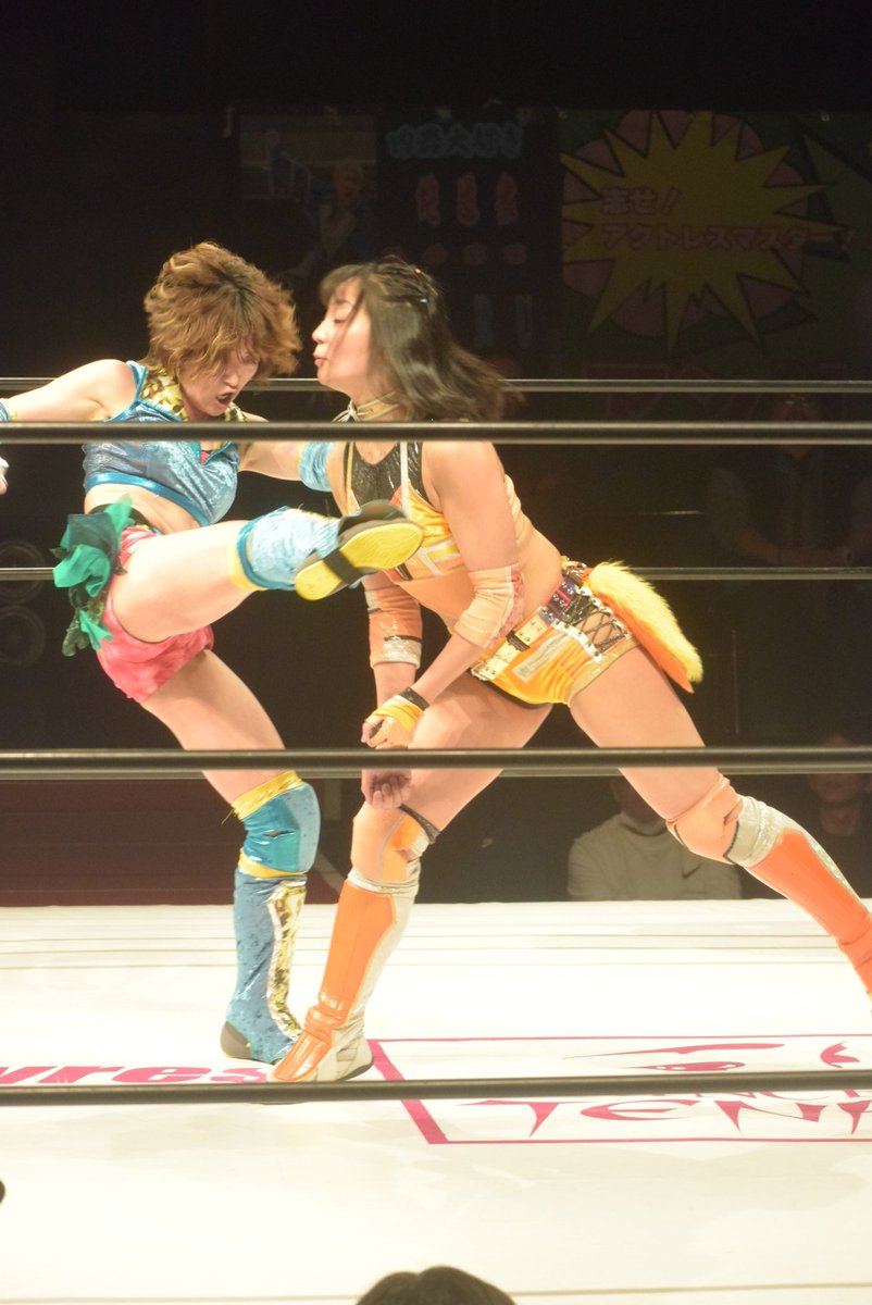 今度はアンリのありったけの蹴りを受け続ける夏葵。 休んでいるうちに