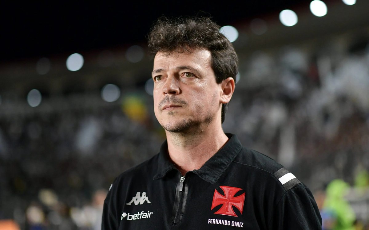 FelipeBMSa's tweet photo. Agora em relação ao Vasco: acho difícil a continuidade de Diniz, talvez segurem pro jogo de volta. Mas com ele acho a chance do Vasco muito pequena. 

Time que não cria nada e é completamente zoneado defensivamente. Tem zagueiros que tem jogo com bola mas são muito abaixo no jogo que eles precisam ser bons, marcar. Fora a baixa estatura... Junta isso com um time bagunçado e é um festival de gols tomados e chances pros adversários.

Ofensivamente ainda tem dias que produz... hj em dia nem isso. Com 1 a mais por 30 min e 2 a mais por 5 a única chance de gol que apareceu no jogo foi do Fluminense, qnd já estava com 2 a menos.

Com ele no comando ainda acredito que não terá mobilização quase nenhuma da torcida para ir no jogo de volta...