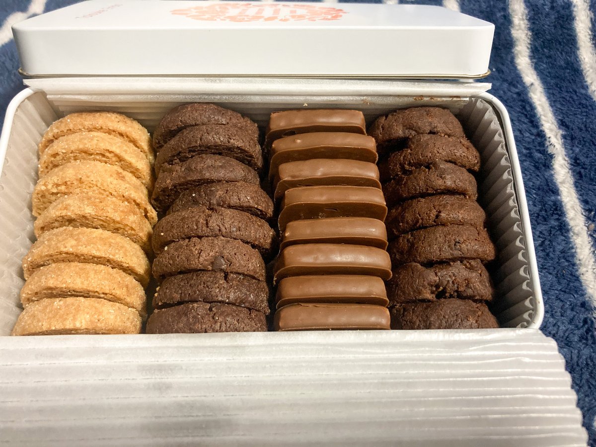 タイスケエンドウのクッキー缶🍪 いちばん右のラズベリーが溶けてない