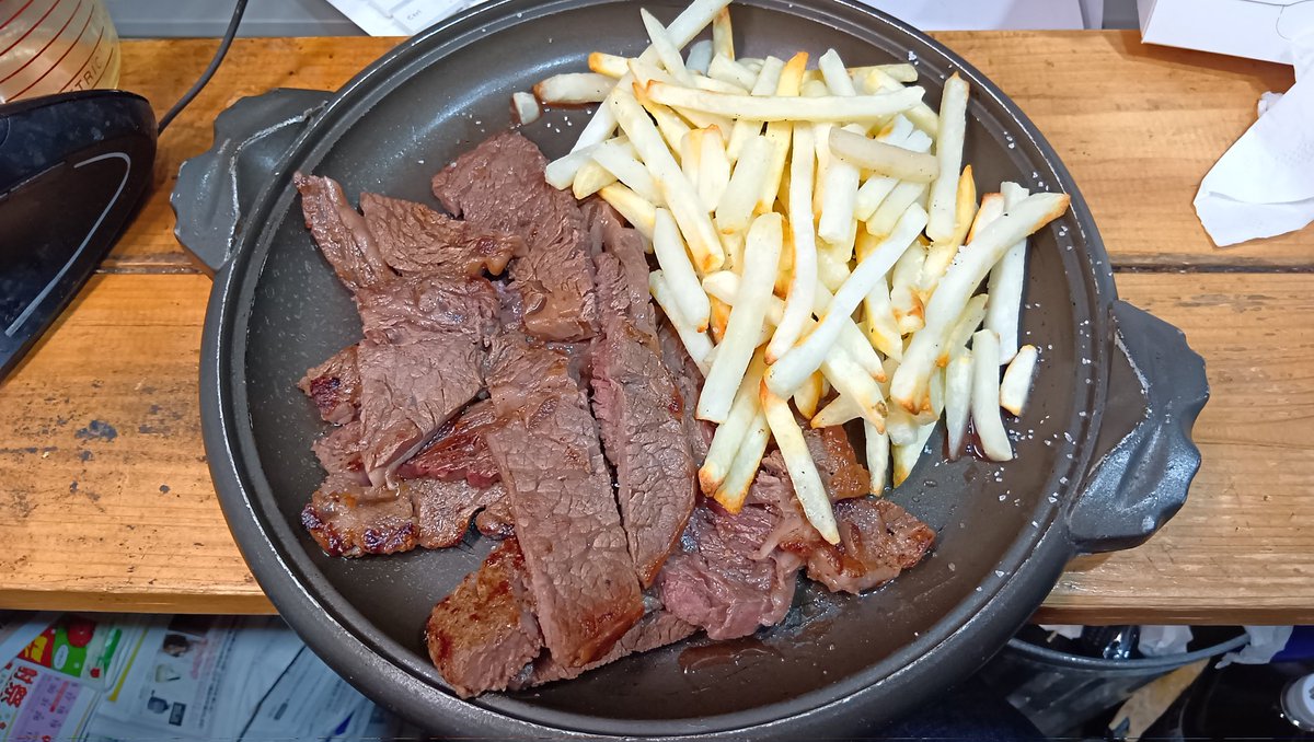 アメリカンモーニング。お見舞いにいただいたステーキ肉を焼くシリーズ第2回。マッシュポテトが切れたのでフライドポテトを添えて。タンクトップホットパンツのjsのウェイトレスさんがローラースケート履いてクルマの運転席まで配達してくれるよ(←幻覚) 