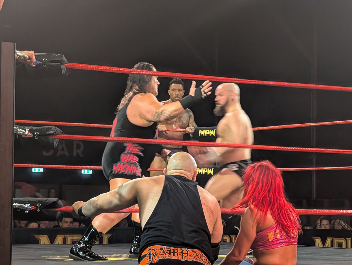 AshyAS_'s tweet image. Wasn't expecting to see Rhino v Robbie X at Butlin's!! #wrasslin #maxprowrestling #butlins