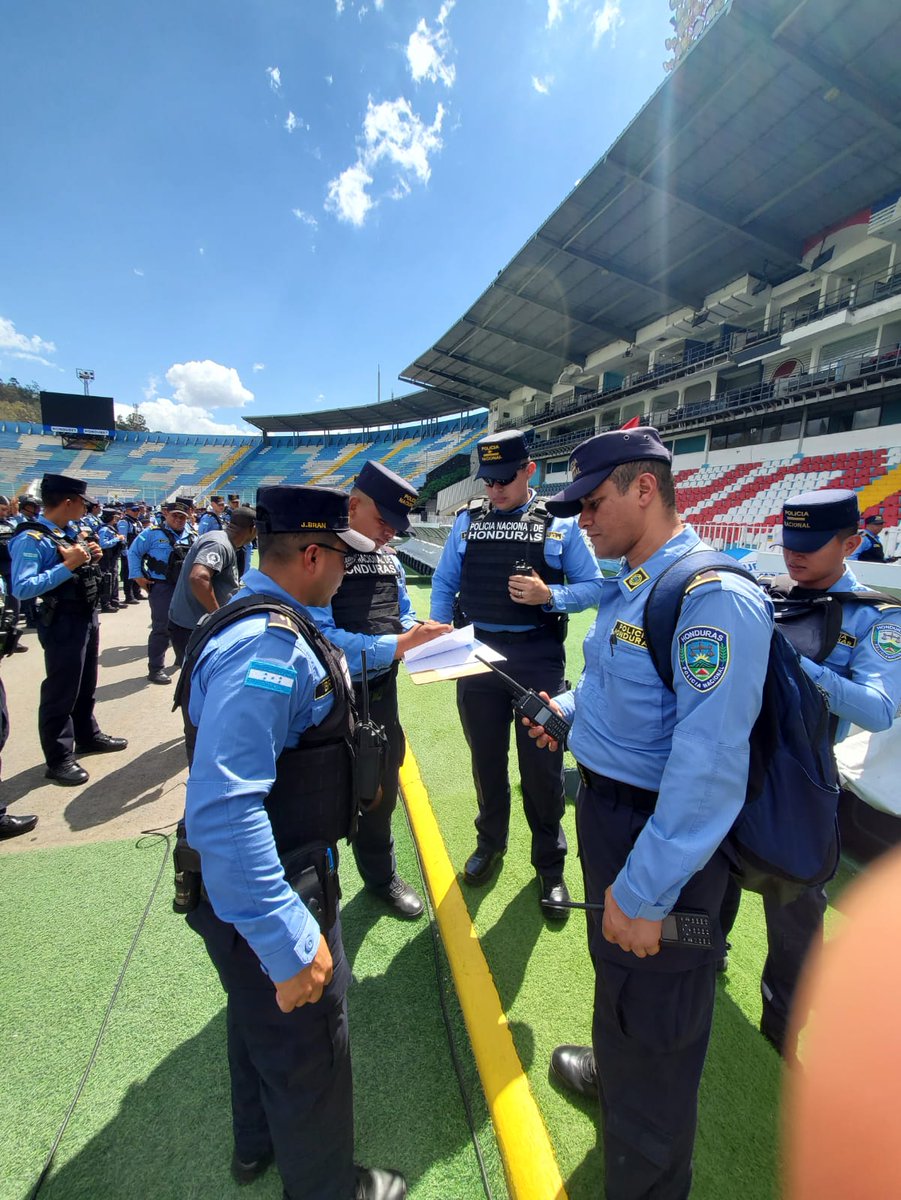 🚨📡¡Presentes en cada evento!

Apoyamos a nuestros compañeros operativos haciendo entrega de radios de comunicación portátil para cada anillo de seguridad en el evento deportivo de Motagua vs. Olimpia.

#direccionpolicialdetelematica #telecomunicaciones