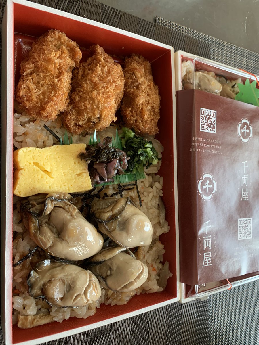 昨夜早く休んだ為、妻のお土産今朝いただきます。牡蠣ふっくらしすぎ、凄い‼️🤣