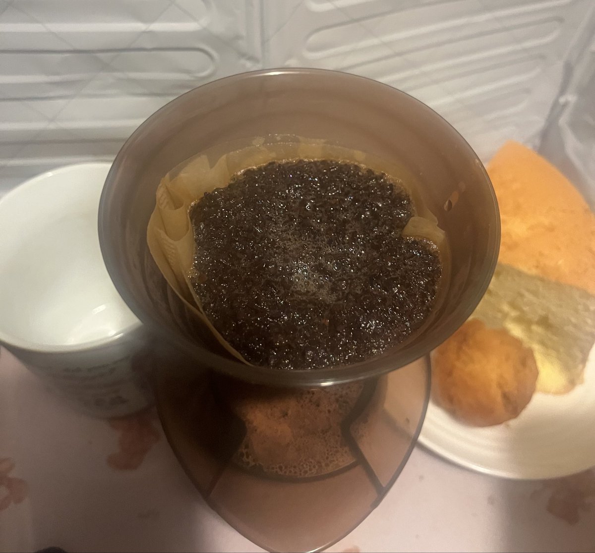 1杯分パラパラ入れ
ガシガシ香ばしい音
立てハンドル回す
ん〜と香りを楽しむ
三角袋にお湯回し入れ
薄茶の泡がふつふつ
ふんわり膨らみ
ちろちろカップに

お豆を挽いて
楽しむ人になるなんて
夢にも思わなかった私

#なんのはなしです珈