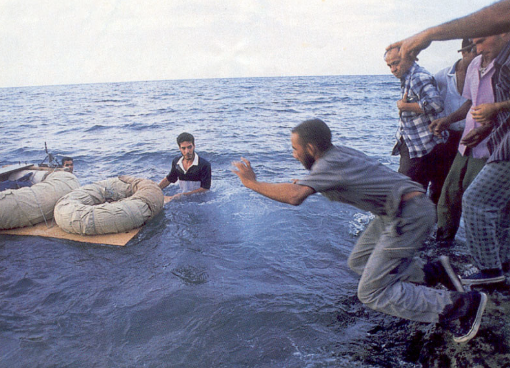El nivel de desesperación, y de desinformación, de los cubanos era tan grande que la gente pensaba que podía llegar en eso, en dos cámaras forradas, a los Estados Unidos después de sobrevivir a las aguas del estrecho de la Florida. 

Nadie sabrá nunca cuántos cubanos murieron en