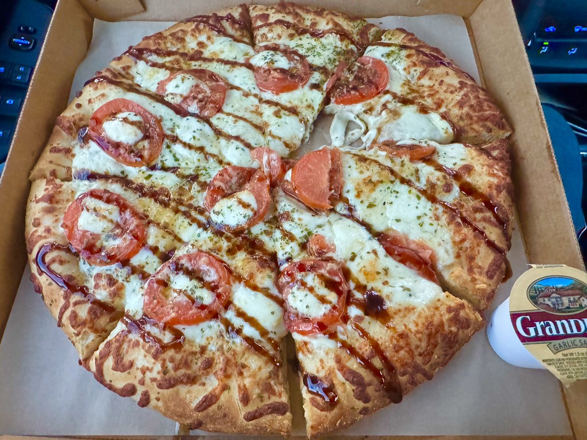 royalbethyname's tweet photo. @NICKIMINAJ ONE MARGHERITA PIZZA ๐WITH PARMESEAN AND GARLIC โฅ๏ธ #seeinggreen https://t.co/FjUEkQTdzR