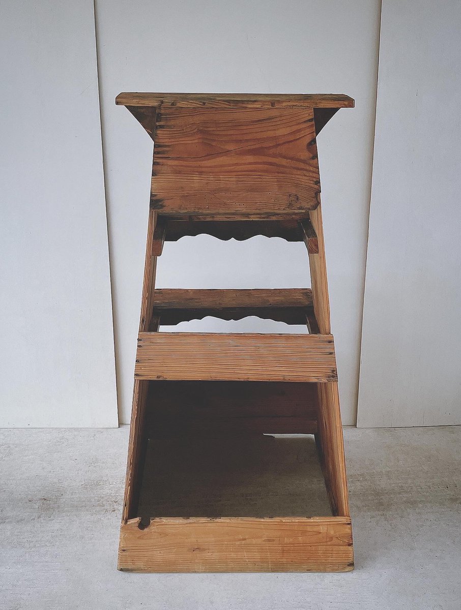 古道具の「踏み台」4段 昨年仕入れた古道具の中で特に印象に残って