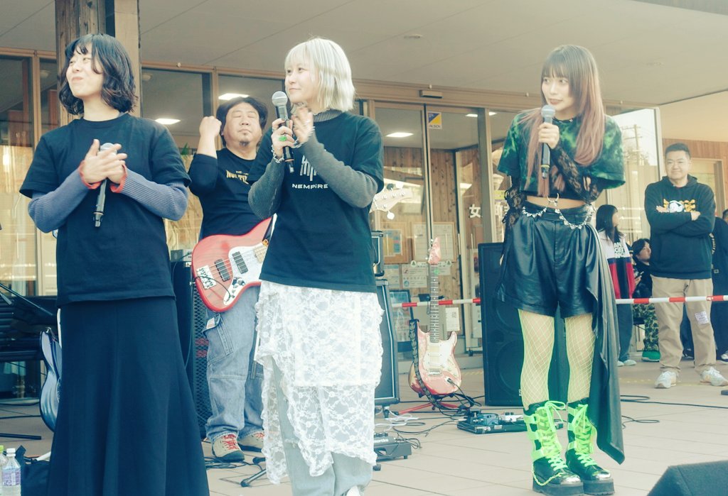 yokosuka22's tweet photo. DAY1に引き続き、須田町長の呼び掛けに呼応したトギーさんとヒューガーさんがステージに上がり、おれたちの"リフレイン"が女川の空に鳴り響く。2期BiSだけでなく、3期BiSでさえも"なかった事に"ならなかった、そんな瞬間でした…🥺
#BiS女川 #NEMPiRE #ONAGAWACK #ONAGAWACK2026 https://t.co/PcxOCRQMW2