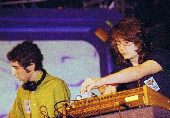 FotosDeFatos's tweet photo. Daft Punk se apresentando sem capacetes, em 1993. https://t.co/sDuHmOLJhF