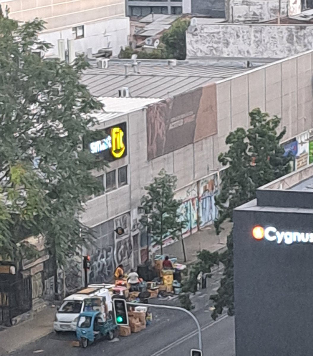 ¿Por qué, siendo las 20:40 horas de hoy domingo, los puestos de la feria de Av. 10 de Julio y  coleros, siguen ocupando, desde hace al menos un año, parte de la avenida?
<a href="/Muni_Stgo/">Santiago</a>, revisar la cantidad de basura que queda en Av Portugal poniente, desde Argomedo hasta 10 de Julio.
