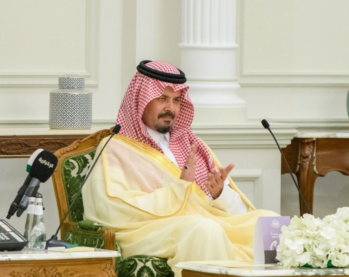 أشار سمو الأمير #سلمان_بن_سلطان أن المسيرة المباركة امتدت في عهد أبناء الملك عبدالعزيز – رحمهم الله – حتى هذا العهد الزاهر بقيادة #خادم_الحرمين_الشريفين وسمو #ولي_العهد -حفظهما الله- مشيرًا إلى أن الوطن يواصل تقدمه بثبات، ويواجه التحديات بثقة، حتى بلغ في مكانة يفاخر بها المواطن