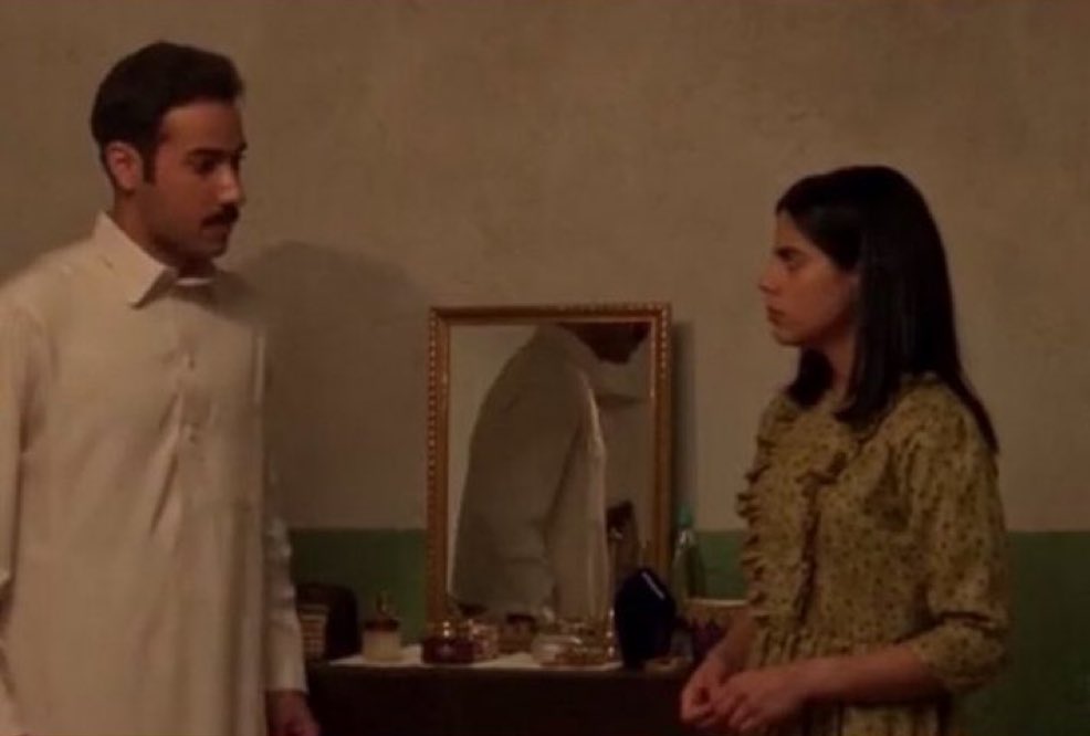 بكل حوار يقولها لا تخبين علي خليك واضحة معي أنا سندك وعزوتك يا ملكة فضفضي 

وجهك وانت تدري ان جهم بيجيها ومارح تعلمك