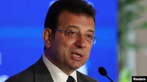 Yerseniz...
Ekrem İmamoğlu hala algıya devam ediyor:
Bir sürü roman, ekonomi kitabı okuyormuş! Nutuk'u 3 kez bitirmiş! Binlerce mektuba cevap veriyormuş!(Bazen bir mektubu 3 defa kaleme alıyormuş) Fikirler, projeler, raporlar, planlar üretiyor, şiir bile yazıyormuş!
Bitmedi...