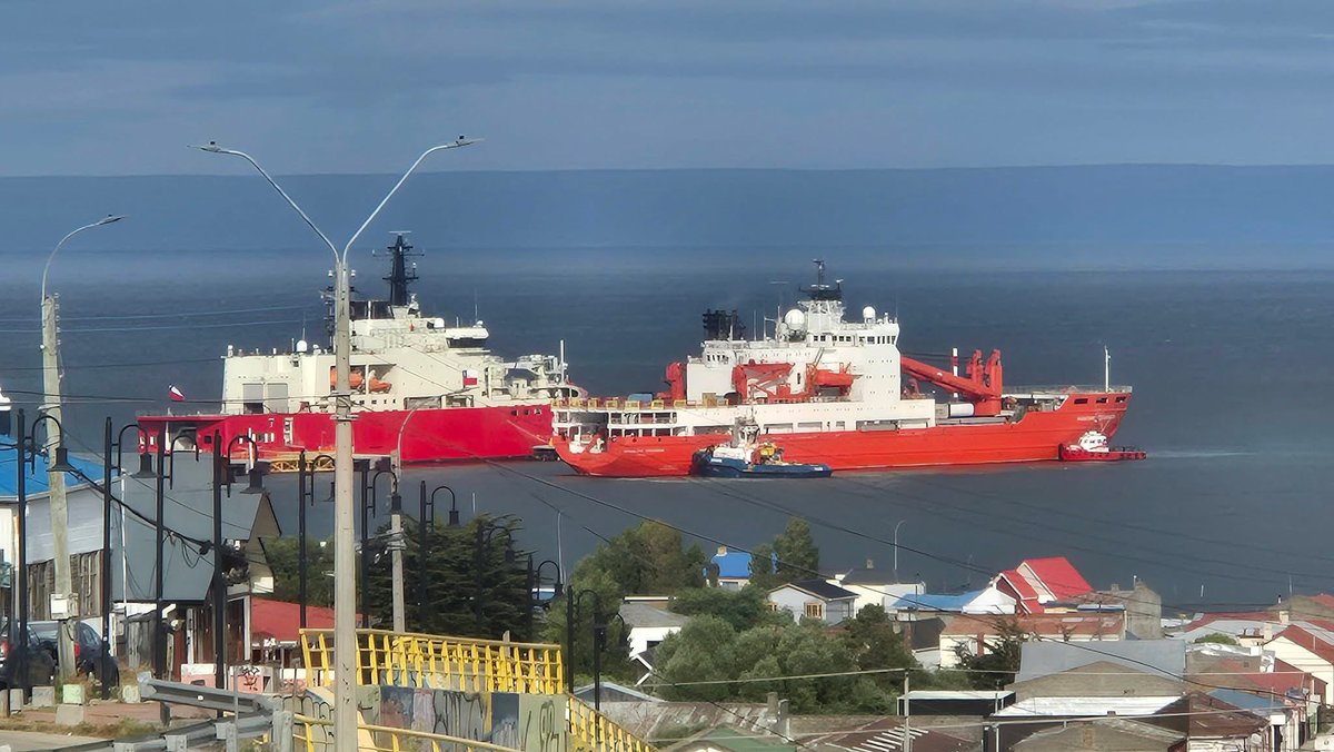 cesar_quezada's tweet image. Rompehielos de Rusia 🇷🇺 ocupa el mismo puesto de atraque del Rompehielos de Ucrania 🇺🇦 en el muelle Prat de Punta Arenas 🇨🇱 

Ahora rompehielos "Akademik Tryoshnikov" 🇷🇺 junto al Almirante Viel 🇨🇱 

Punta Arenas, ciudad global de paz y puente a la Antártica 🇦🇶 

#antarctica #puq