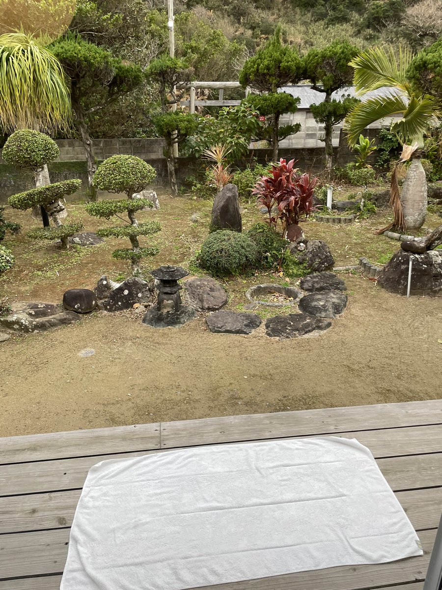 おはようございます☺️

よし。
今日も歌うよ。

画像は朝の日課のヨガを
旅先でしていた形跡

1日はお湯とヨガから始まります。
あと洗濯。笑