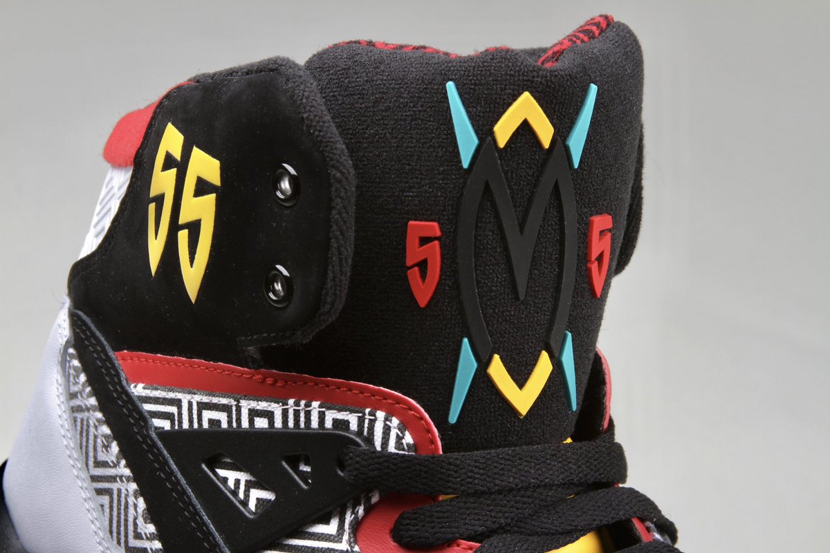 Stephen Curry showed love to the late, great Dikembe Mutombo today against Denver — in the Adidas Mutombo Retro☝️